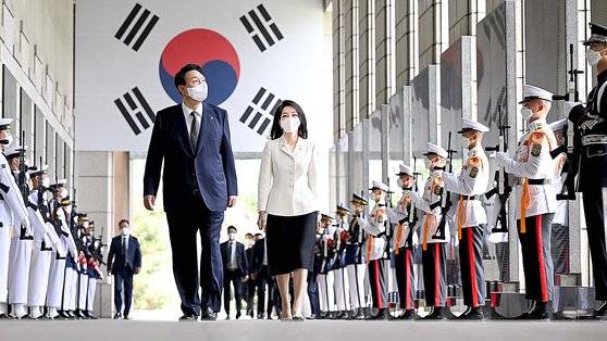 윤석열 대통령과 부인 김건희 여사가 17일 서울 용산구 전쟁기념관에서 '국가유공자 및 보훈 가족 초청 오찬'에 참석하기 전 의장대를 사열하고 있다. 뉴스1