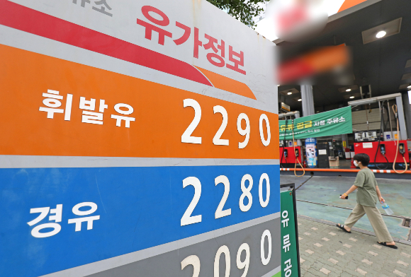 서울의 한 주유소 유가정보판에 기름값이 표시돼 있다. / 사진=뉴스1 이상철 기자