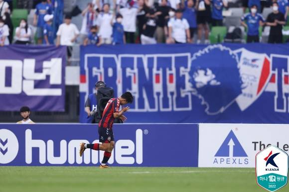 수원FC가 수원 삼성 블루윙즈를 3-0으로 꺾었다. 사진은 수원FC 이승우 모습. /사진=뉴스1(한국프로축구연맹 제공)