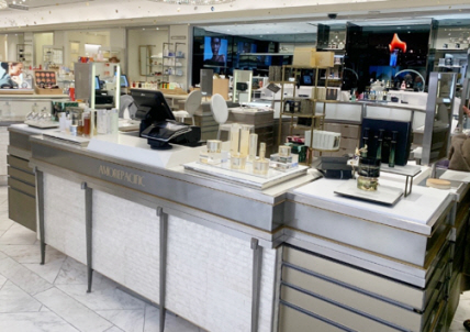 　 : 미국 뉴욕 고급 백화점‘버그도프굿맨’에 입점한 아모레퍼시픽 매장 모습. 아모레퍼시픽 제공.