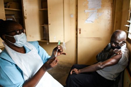 아프리카에서 코로나19 백신 접종을 준비하는 모습. AP=연합뉴스