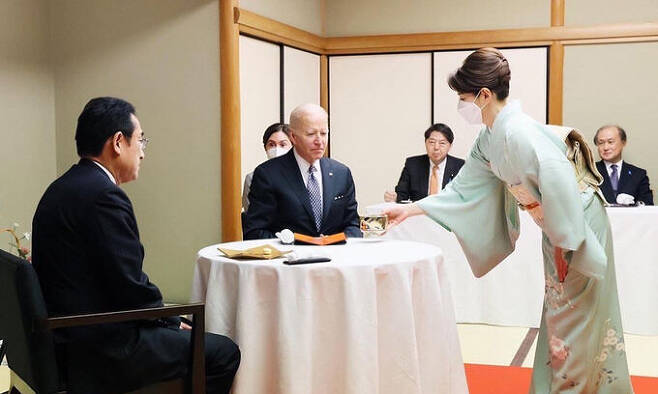 지난 5월 23일 일본 도쿄에서 열린 미·일 정상회담 만찬에서 기모노 차림의 기시다 후미오 총리 아내 유코(오른쪽)가 허리를 굽혀 조 바이든 미국 대통령에게 차를 대접하고 있다. 일본 총리관저 제공