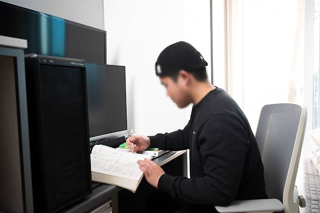 김지훈씨가 삼성 희망디딤돌 광주 센터에 마련된 자신의 방 책상에서 공부를 하며 미래를 준비하고 있다.삼성전자 제공