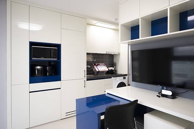 삼성 희망디딤돌 센터를 경험한 보호종료 청소년들은 원룸에 세탁기, 냉장고, TV, 밥솥, 전자레인지 등이 두루 갖춰져 있어 “몸만 오면 된다”고 말한다. 사진은 경기 화성에 자리한 경기 센터 안의 방 내부 모습.삼성전자 제공