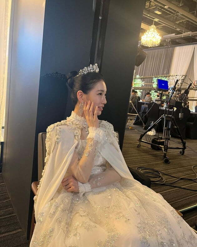 Actor Bae Suzy reveals dazzling figureHeavy dress... weary Yumi... no... Anna, Bae Suzy posted on her Instagram on Thursday.The photo shows Bae Suzy, who is filming the Coupang play series Anna; Bae Suzys beautiful wedding dress looks admirable.She wears a tiara and a ring on the fourth finger of her left hand, like a bird bride.Bae Suzy had previously collected topics from Anna with her wedding still with her husband, Kim Jun-ha.Bae Suzy appeared in the Coupang play series Anna: the story of a woman who started a trivial lie and lived a completely different persons life.