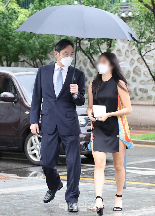 이재용 삼성전자 부회장이 27일 오후 정의선 현대차그룹 회장 장녀 진희씨 결혼식이 열리는 서울 중구 정동교회로 딸과 함께 들어가고 있다. (사진=이데일리 노진환 기자)