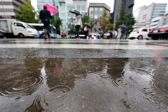 오늘(27일) 오후 서울 시내의 거리에 비가 내리는 모습. 〈사진-연합뉴스〉