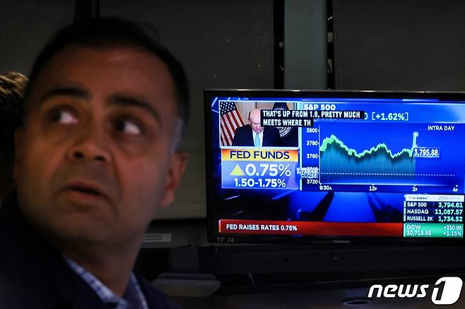 뉴욕증권거래소 내부객장의 한 트레이더© 로이터=뉴스1