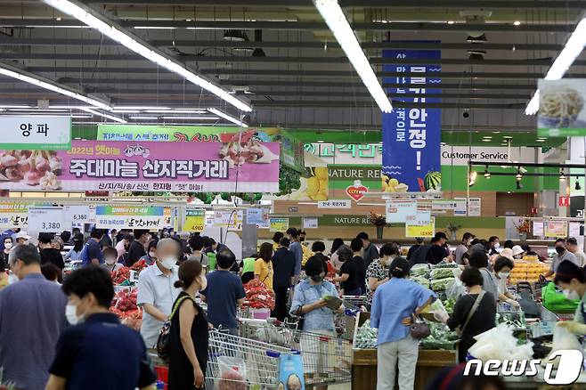 26일 오후 서울 서초구 농협 하나로마트 양재점에서 시민들이 장을 보고 있다. 2022.6.26/뉴스1 © News1 황기선 기자