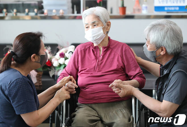 대전 대덕구 여명실버케어센터를 찾은 면회객들이 입원 중인 어머니와 면회를 하고 있다. © News1 DB