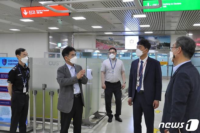 충북 청주세관이 청주국제공항 국제선 재개에 따른 여행자통관 업무 현장점검을 했다. (청주세관 제공)© 뉴스1