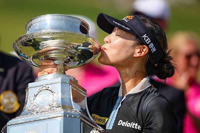 미국 메릴랜드주 베세즈다의 콩그레셔널 컨트리클럽에서 열린 KPMG 여자 PGA 챔피언십에서 우승한 전인지(28)가 트로피에 입을 맞추고 있다. /연합뉴스