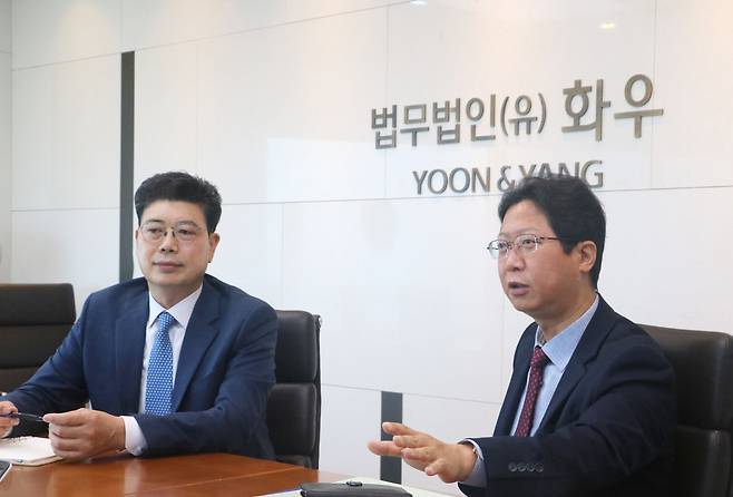법무법인 화우 허환준(왼쪽) 변호사와 김영기 변호사가 조선비즈와 인터뷰를 하고 있다.