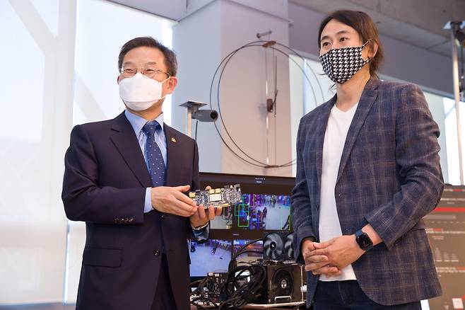 이종호 과학기술정보통신부 장관(왼쪽)이 지난달 24일 서울 강남구 소재의 AI 반도체 설계 전문기업 '퓨리오사AI'를 방문해 업계 관계자와 간담회를 가졌다. /과기정통부 제공