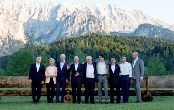 26일(현지시간) 독일 슐로스엘마우에 참석 중인 주요7개국(G7) 정상과 유럽연합(EU) 고위 관리들이 다정하게 기념촬영을 하고 있다.로이터뉴스1