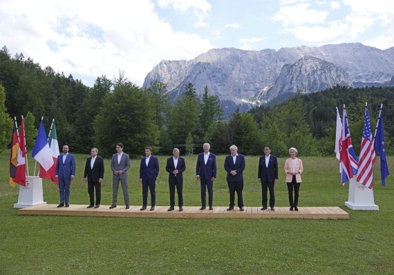 주요 7개국(G7) 정상회의가 26일 독일 바이에른주 엘마우에서 사흘간 일정으로 시작했다. 첫날 회의에 들어가기 전 G7 정상들이 기념사진 촬영을 하고 있다. 사진 왼쪽부터 샤를 미셸 유럽연합(EU) 정상회의 상임의장, 마리오 드라기 이탈리아 총리, 쥐스탱 트뤼도 캐나다 총리, 에마뉘엘 마크롱 프랑스 대통령, 올라프 숄츠 독일 총리, 조 바이든 미국 대통령, 보리스 존슨 영국 총리, 기시다 후미오 일본 총리, 우르줄라 폰데어 라이엔 EU 집행위원장. /사진=AP뉴시스