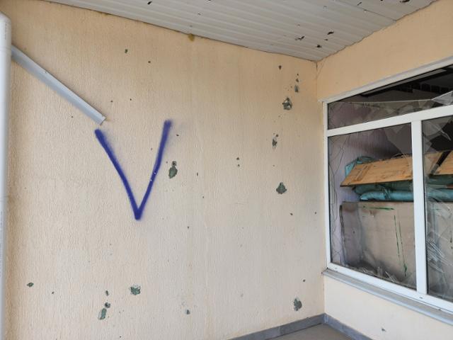 25일 우크라이나 호스토멜의 '2번 학교' 벽면에 러시아군이 점령했음을 상징하는 '브이'(V) 표시와 함께 총알 자국이 보이고 있다. 호스토멜=신은별 특파원