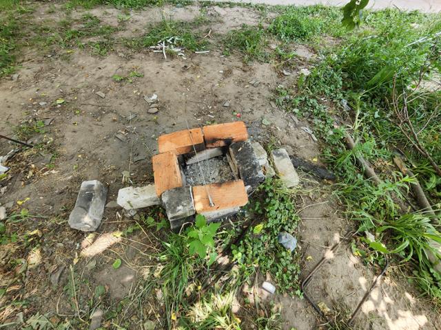 25일 우크라이나 호스토멜의 '2번 학교' 안에서 불을 뗀 흔적이 발견됐다. 러시아 군인들이 호스토멜을 점령했을 때 학교에서 거주하며 남긴 흔적이라고 한다. 호스토멜=신은별 특파원