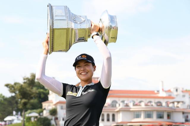 전인지가 27일 미국 메릴랜드주 베세즈다의 콩그레셔널 컨트리클럽에서 열린 LPGA 투어 메이저 대회인 KPMG 여자 PGA 챔피언십에서 우승한 뒤 트로피를 번쩍 들어올리고 있다. 베세즈다=AFP 연합뉴스