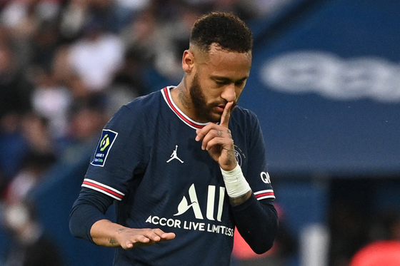 Paris Saint-Germain's Brazilian forward Neymar celebrates after scoring a penalty during the French L1 football match between Paris-Saint Germain (PSG) and ES Troyes AC at The Parc des Princes Stadium in Paris on May 8, 2022. (Photo by Anne-Christine POUJOULAT / AFP)  〈저작권자(c) 연합뉴스, 무단 전재-재배포 금지〉