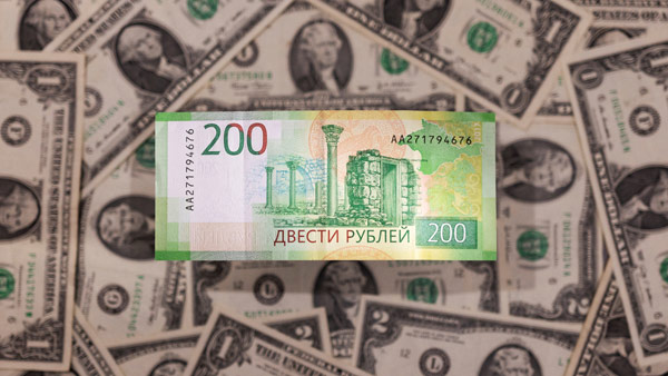 달러화 배경으로 놓은 러시아 루블 지폐 [자료사진: 연합뉴스 제공]