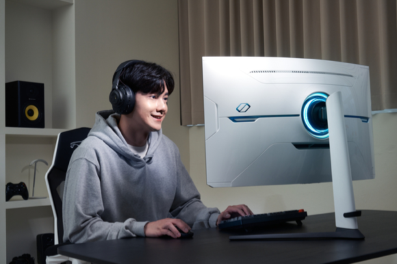 삼성전자 모델이 서울 시내 한 스튜디오에서 커브드 게이밍 모니터 신제품 '오디세이 네오 G8'을 선보이고 있다. [사진=삼성전자]