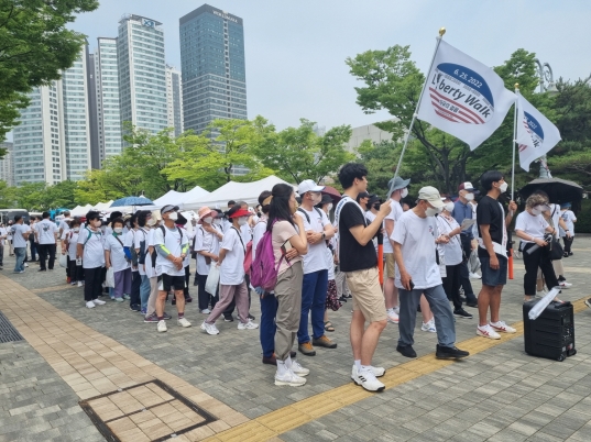 리버티 워크 서울 걷기 행사에 참여한 참석자들이 미군 용사들의 희생에 감사한 마음을 표시하며 전쟁기념관에서 국립중앙박물관까지 약 4㎞ 걷기 행사를 진행했다.