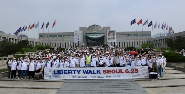 리버티 워크 서울 걷기 행사에 참여한 참석자들이 걷기 행사 전 단체사진을 촬영하고 있다.