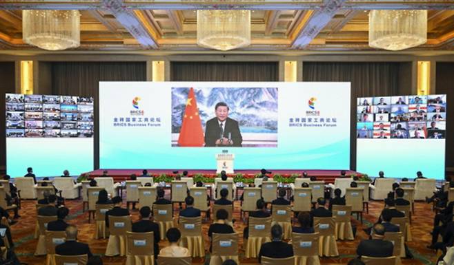 시진핑 중국 국가주석이 지난 22일 브릭스(BRICS) 국가 비즈니스포럼 개막식에서 화상으로 기조연설을 하고 있다. 중국 외교부 홈페이지 캡쳐