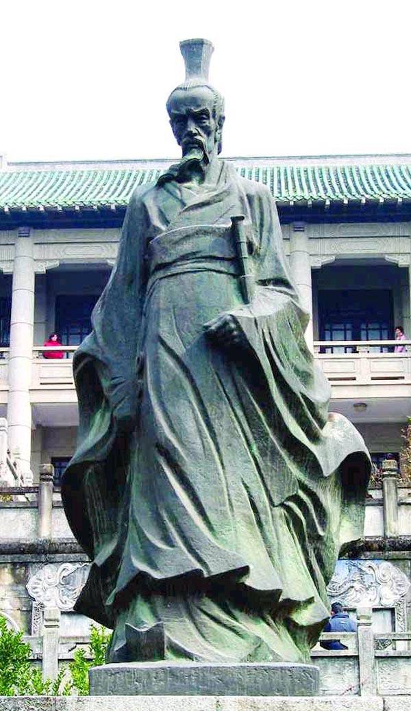 중국 전국시대 초나라 정치인이자 시인인 굴원의 동상. 국제신문DB