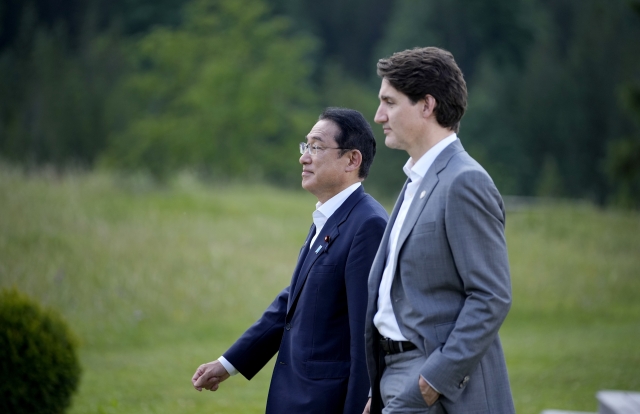 기시다 후미오(왼쪽) 일본 총리가 26일(현지시간) 독일 엘마우에서 열린 G7 공식 단체사진을 마친 뒤 쥐스탱 트뤼도 캐나다 총리와 걸어가고 있다. AP 뉴시스