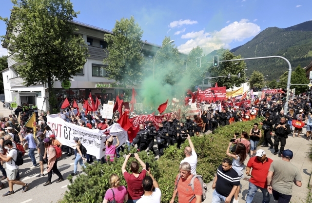 G7 정상회의에 반대하는 시위대가 26일(현지시간) 독일 가르미슈파르텐키르헨에서 시위를 벌이고 있다. AP 뉴시스