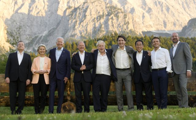 주요 7개국(G7) 정상들이 26일(현지시간) 독일 바이에른주 엘마우성에서 개막한 G7 정상회의에서 기념 촬영을 하고 있다. 왼쪽부터 마리오 드라기 이탈리아 총리, 우르줄라 폰데어라이엔 유럽연합 집행위원장, 조 바이든 미국 대통령, 올라프 숄츠 독일 총리, 보리스 존슨 영국 총리, 쥐스탱 트뤼도 캐나다 총리, 기시다 후미오 일본 총리, 에마뉘엘 마크롱 프랑스 대통령, 샤를 미셸 유럽이사회 의장. AP연합뉴스