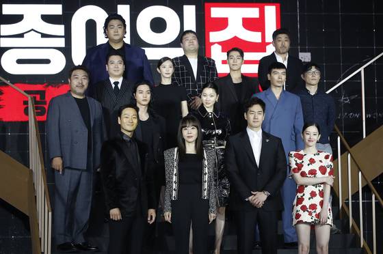 (서울=뉴스1) 권현진 기자 = 배우 유지태와 김윤진, 박해수, 김지훈, 전종서를 비롯한 출연 배우들이 22일 오전 서울 강남구 코엑스 그랜드볼룸에서 열린 넷플릭스 시리즈 '종이의 집:공동경제구역' 제작발표회에서 포즈를 취하고 있다. '종이의 집: 공동경제구역'은 통일을 앞둔 한반도를 배경으로 천재적 전략가와 각기 다른 개성 및 능력을 지닌 강도들이 기상천외한 변수에 맞서며 벌이는 사상 초유의 인질 강도극을 그린 작품이다. 2022.6.22/뉴스1