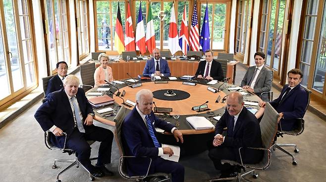 G7 정상들이 26일(현지시간) 독일 바이에른 알프스 엘마우성에서 열린 정상회의 첫 실무회의에 참석하고 있다. 조 바이든 미국 대통령(가운데)을 기준, 시계방향으로 보리스 존슨 영국 총리, 기시다 후미오 일본 총리, 우르줄라 폰데어라이엔 유럽연합(EU) 집행위원장, 샤를 미셸 EU 상임의장, 마리오 드라기 이탈리아 총리, 쥐스탱 트뤼도 캐나다 총리, 에마뉘엘 마크롱 프랑스 대통령, 올라프 숄츠 독일 총리.