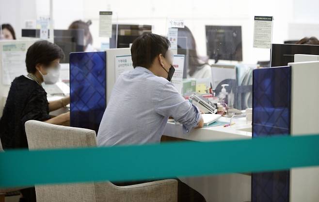 사진은 서울의 한 은행 대출창구에서 시민들이 업무를 보는 모습. KB국민·신한·하나·우리·NH농협 등 5대 은행의 수신 잔액은 5월 말 현재 1820조9374억원으로 지난해 말에 비해 66조5782억원 급증했다. /사진=뉴스1