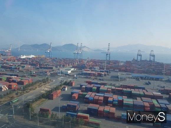 지난 2분기 광주·전남,북지역 경기는 제조업 생산을 제외한 서비스업, 소비, 수출 등이 증가세를 보이며 전분기에 비해 소폭 개선됐다.전남 광양항 전경/사진=머니S DB.