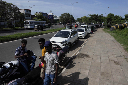 스리랑카 수도 콜롬보의 한 주유소에서 26일 기름을 사려는 차량이 줄을 지어 차례를 기다리고 있다. AP연합뉴스