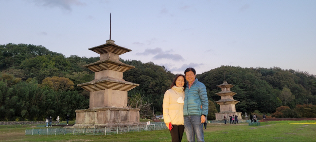 박구한(오른쪽)-이해숙 씨 부부가 작년 10월 경주 감은사지에서 기념촬영을 했다. 문화재청 제공