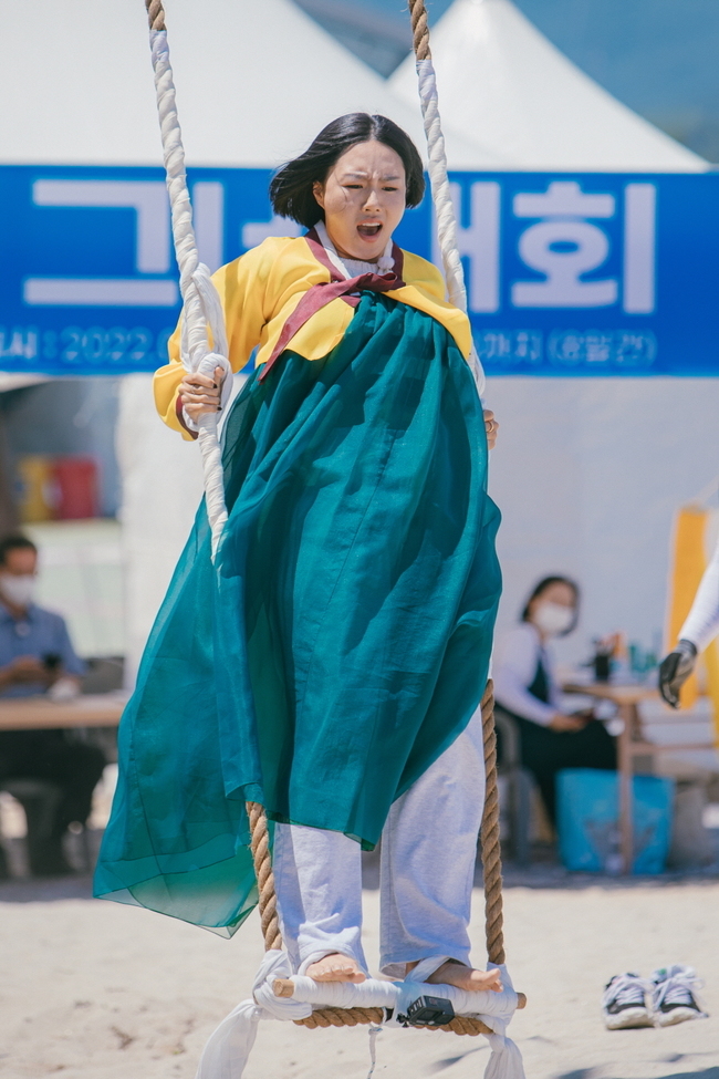 Pak Se-ri expresses interest in Korean wrestling.On June 28, the tea cast E channel No-na Sister 2 has a time to experience various fun of Danoje with the flower of Danoje, which boasts a thousand years of history, and the signboard stars Son Hee-chan, Im Soo-jung, Yang Yoon-seo and Yi Yeon Woo, and spread the charm of folk movement wrestling widely.My sisters were unable to hide their excitement in the pleasant festive atmosphere that they felt for a long time in search of Gangneung Danoje, which was held in three years with Corona 19.In particular, Jang Eun-sil, who won the womens wrestling chrysanthemum class one month after he started wrestling, and Son Hee-chan, a wrestler who appeared in No-nai Sister 2, were welcomed by the daily guide.The sisters ate Suri Chikok in Dano and Lee Gi-won was sick and relieved. The next day, Son Hee-chan, who participated in Vic-Fezensac Wrestling Competition, experienced Colding of the Window and gave a good energy to Lee Gi-won.In addition, the sisters cheered up when they found the wrestlers Im Soo-jung, Yang Yoon-seo and Yi Yeon Woo who were in Kyonggi at the Vic-Fezensac Wrestling Competition womens competition.The sisters who came out took a place in a beautiful place and enjoyed various festivals and laughed.However, Son Hee-chans face, which is about five hours before the weigh-in test for Kyonggi the next day, was cloudy, and Son Hee-chan, who was confident that he was Im patient, turned his head to the dandelion-dozen prize and the storm of his sisters.It is noteworthy whether Son Hee-chan can withstand the temptation of Jinsu Sung-chan.Moreover, after the solo exhibition, the womens wrestling players who met their sisters had a possible weighing talk because they were speculative events.When Vic-Fezensac Lee said in 2019, I cut my hair twice because my body weight was over 100g, Pak Se-ri said, No, should I be up to 100g?However, Jang Eun-sil, the same speculative event, shared his sympathy with the fact that he measured his weight after the whole body change during the weighing test.In addition, Pak Se-ri, who was intuitive and attracted to wrestling in Danoje, showed interest in womens wrestling weight.Pak Se-ri, who listened to the weight standard, said, I can go to a wrestling tournament in the 80kg class. He confessed that he had increased 15kg after retirement and that he was not all fat.In addition, Lee Do-ryong saw Chunhyang and met Dano, a day of love, and her sisters dressed in hanbok and challenged the swing and laughed.As a swing of the national delegates, the sisters ran high swings toward the sky, and in the spectacular swing, the sisters exploded the low-world tension with a three-stage high-pitched sound.