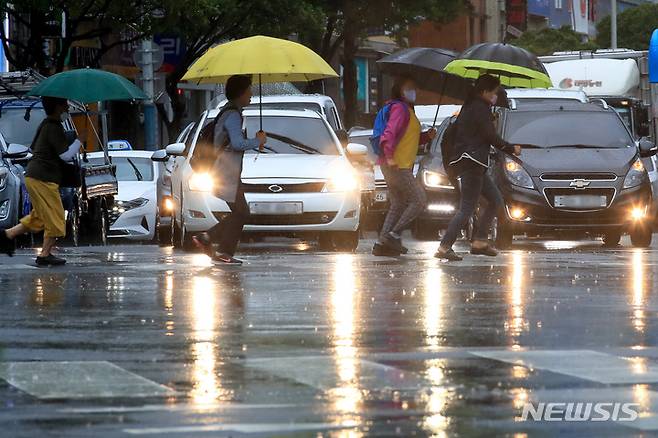 [제주=뉴시스] 우장호 기자 = 전국적으로 장맛비가 쏟아지는 24일 오전 제주시청 인근 거리에서 우산을 쓴 시민들이 출근길 발걸음을 재촉하고 있다. 2022.06.24. woo1223@newsis.com