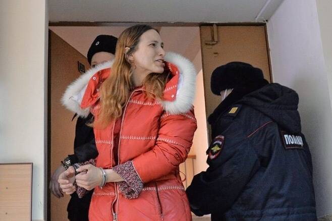 [서울=뉴시스] 러시아에서 가짜 뉴스 유포 혐의로 구금된 러시아 알렉산드라 스코칠렌코(31)의 모습. 스코칠렌코는 슈퍼마켓 가격표에 우크라이나 전쟁에 관한 '가짜 뉴스'를 유포한 혐의를 받고 있다. (출처 : 트위터 갈무리) 2022.04.14. *재판매 및 DB 금지