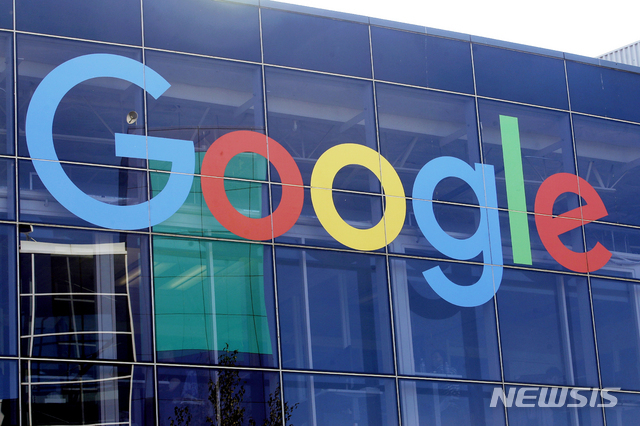 [마운틴뷰=AP/뉴시스]미국 캘리포니아주 마운틴뷰에 있는 구글 본사 외관에 구글 로고가 새겨져 있다. 2019.09.24.