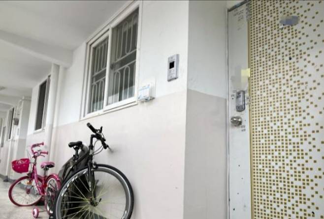 전남 완도에서 실종된 조유나(10)양 일가족이 살던 광주 남구 한 아파트 문 앞에 27일 자전거 2대와 법원 특별우편 송달을 안내하는 포스트잇이 붙어있다. 광주=뉴스1