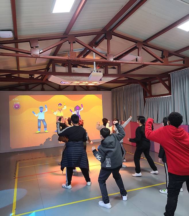 서울 동작구 노량진초등학교에 조성된 가상현실 스포츠공간에서 학생들이 댄스 프로그램에 참여하고 있다. 구는 2018년부터 지역 학교에 가상현실 스포츠 공간 조성에 힘쓰고 있다. 동작구 제공.