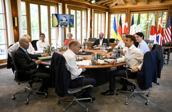 우크라 대통령과 화상 회동하는 G7 정상들 - 조 바이든 미국 대통령을 비롯한 주요 7개국(G7) 정상들과 유럽연합(EU) 지도자들이 27일(현지시간) 독일 바이에른주 엘마우 성에서 열린 G7 정상회의 둘째 날 회의에 참석한 가운데 볼로디미르 젤렌스키 우크라이나 대통령이 화상을 통해 연설하고 있다. 2022.6.27 크륀 로이터 연합뉴스