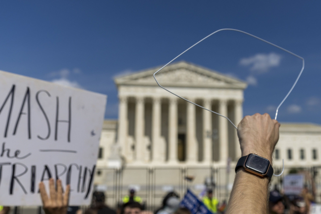 지난 26일(현지 시간) 미국 워싱턴 D.C. 연방 대법원 앞에 낙태할 권리를 지지하는 단체들이 항의 시위를 하고 있다. /AFP연합뉴스