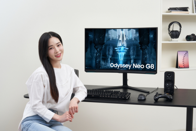 삼성전자 모델이 커브드 게이밍 모니터 신제품 '오디세이 네오 G8'을 선보이고 있다. 사진 제공=삼성전자