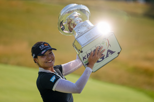 전인지가 27일 KPMG 여자 PGA 챔피언십 우승 뒤 트로피를 들고 활짝 웃고 있다. USA투데이스포츠연합뉴스