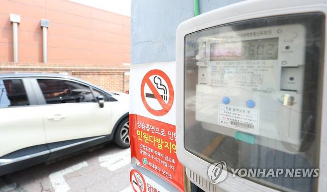 한전, 정부에 3분기 전기요금 인상안 제출 (서울=연합뉴스) 김도훈 기자 = 한국전력이 3분기 전기요금 인상안을 정부에 제출한 16일 서울 시내의 한 주택가에 설치된 전기계량기 모습.
전기요금은 기본요금·전력량요금(기준연료비)·기후환경요금·연료비 조정요금 등으로 구성되며, 한전은 이 가운데 분기마다 논의되는 연료비 조정단가의 인상 및 상·하한 폭도 확대할 것을 요구했다. 2022.6.16 superdoo82@yna.co.kr